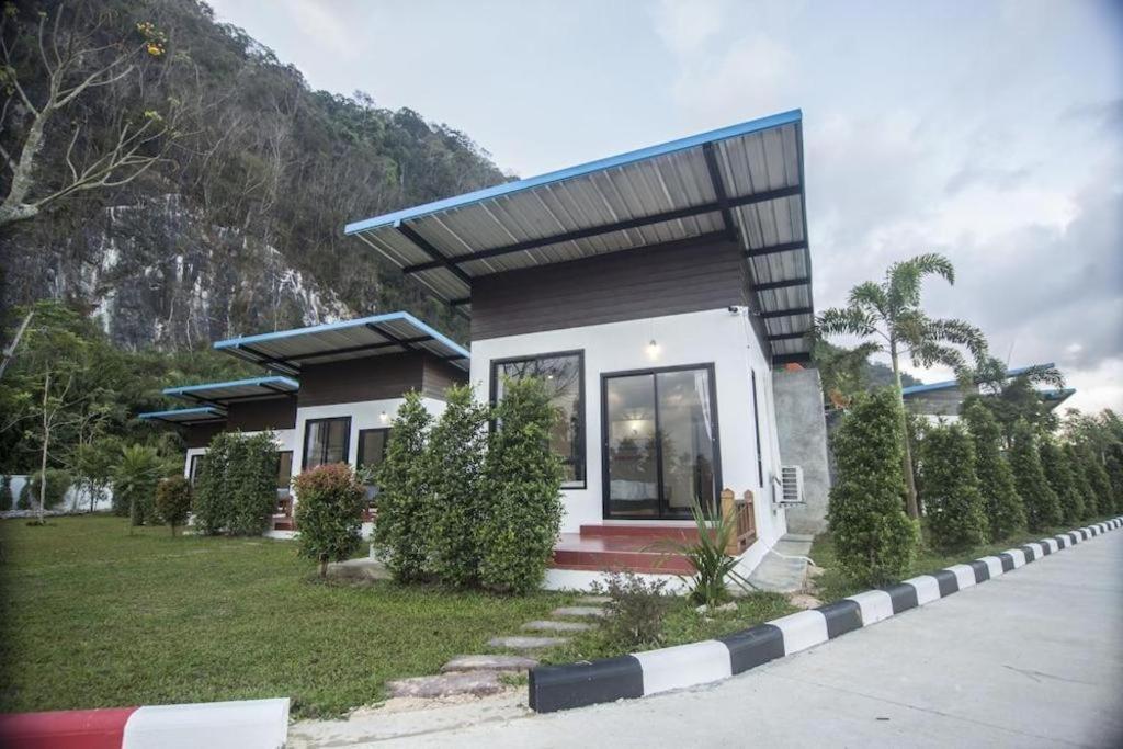 Phuphayot Resort Trang Exterior photo